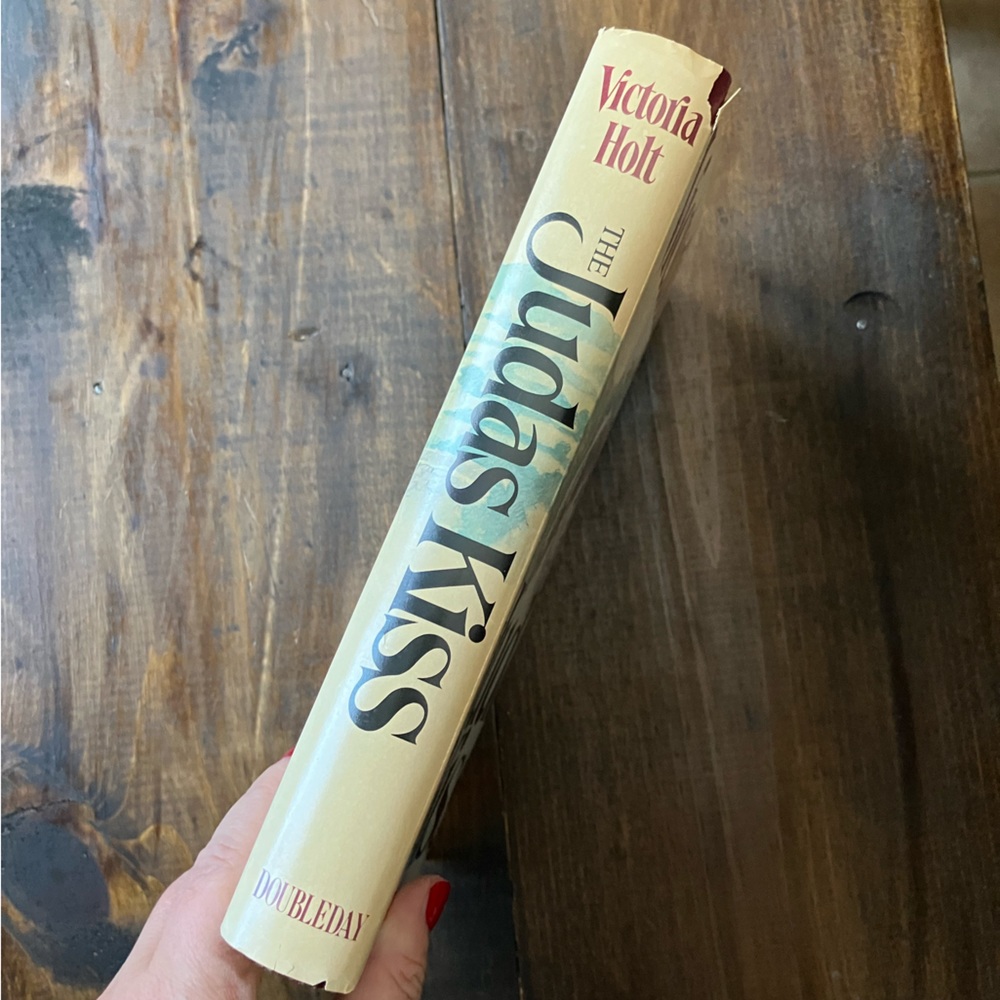 The Judas Kiss by Victoria Holt - Vintage Book Club Edition Hardcover 1981 - Picture 2 of 16